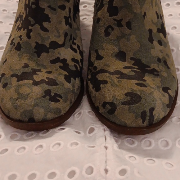 Lucky Brand Camo print Suede Booties Sz 7M - Picture 3 of 8